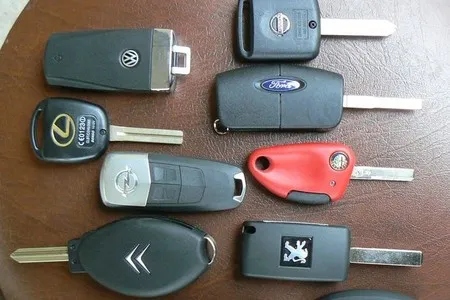 surowe kluczyki samochodowe