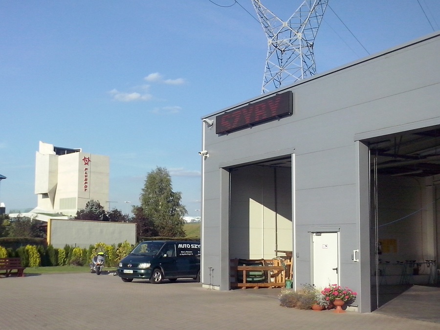 widok sprzed wejścia do firmy Aga-Pol
