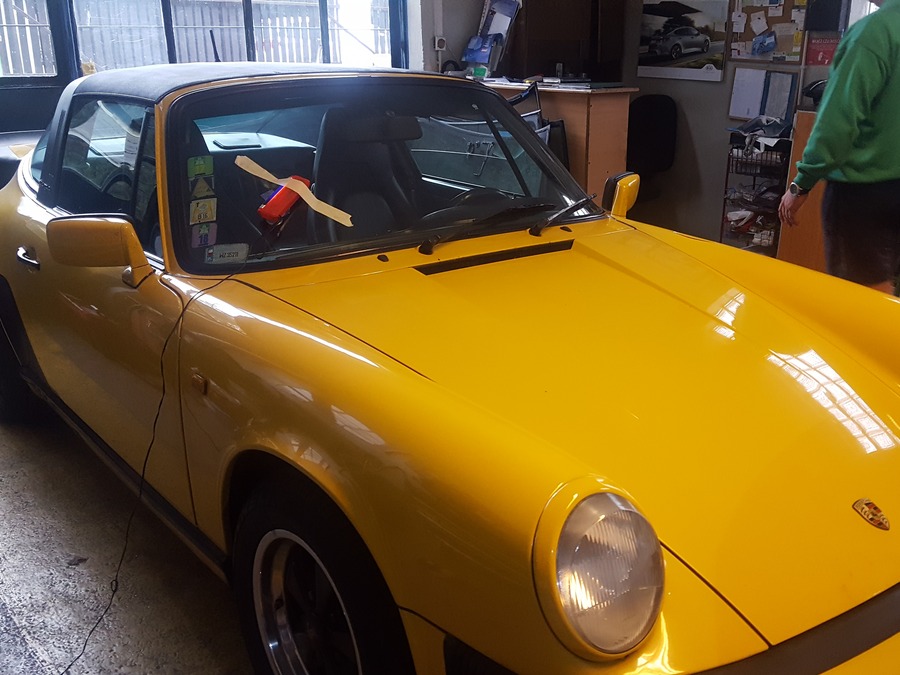 naprawa odprysku szyby czołowej w żółtym Porsche