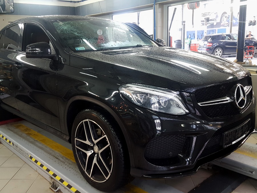 wymiana rozbitej szyby w warsztacie mercedesa