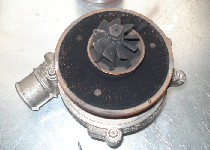 turbosprężarka zanieczyszczona sadzą z układu wydechowego turbosprężarka zanieczyszczona sadzą